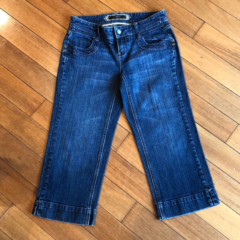 Noir Cropped Capri Jeans